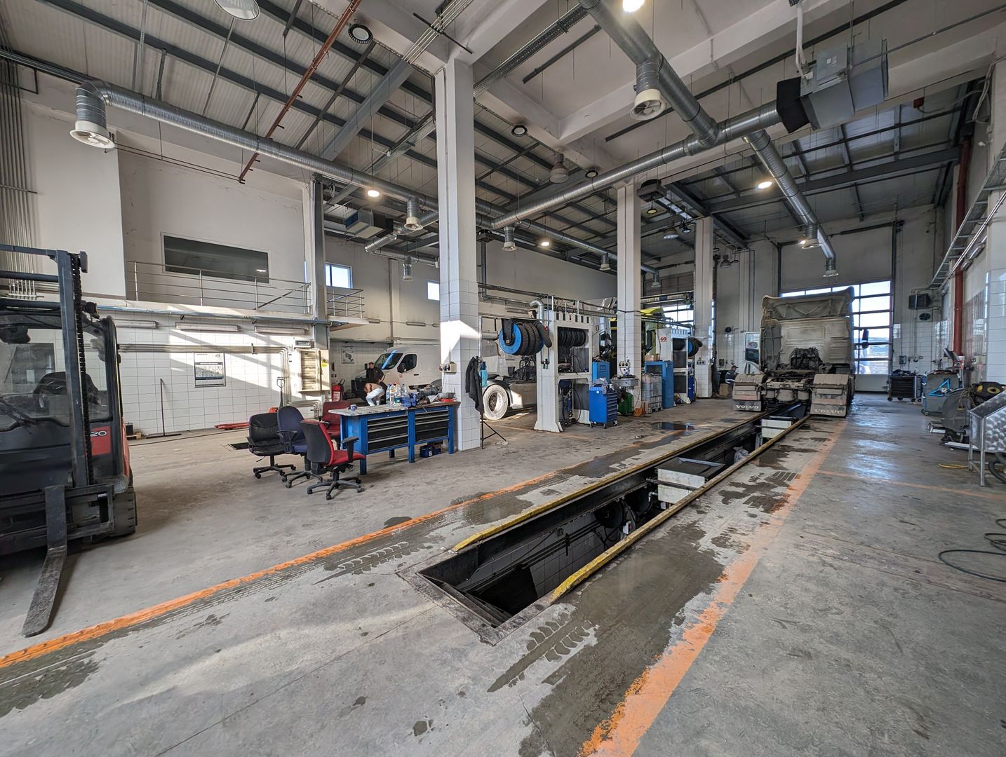 Hala cu teren generos langa acces A1 - Poză 18