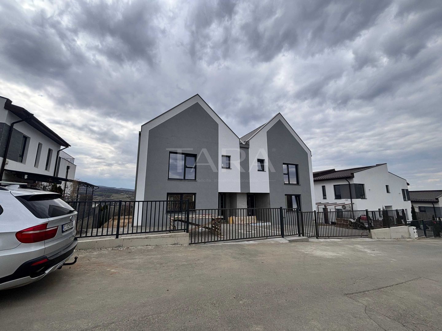 Confort și liniște într-un duplex modern, Borhanci - Poză 1