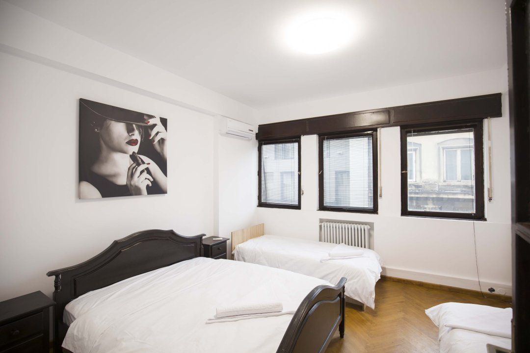 De vanzare Apartament cu 4 camere si dependite-  Ultra central- strada sepcari 9 - Poză 2