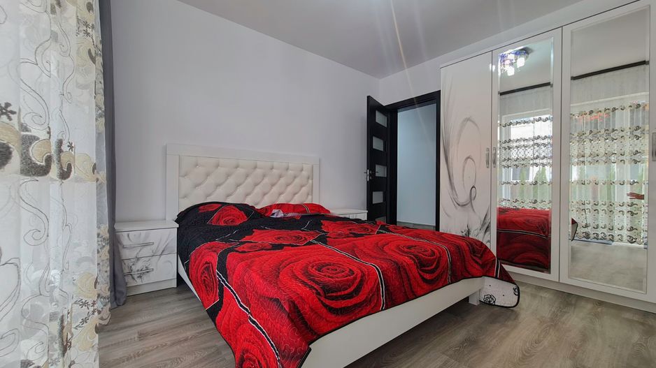 Apartament nou, mobilat și utilat - 3 camere, 2 bai și curte - Poză 14