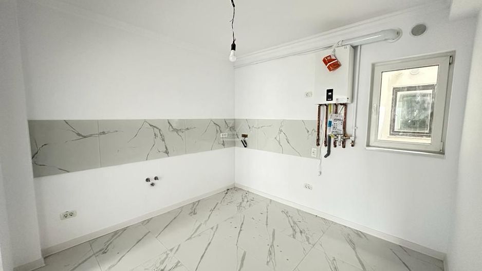 Asfalt. Etaj 1. Balcon mare. - Poză 3