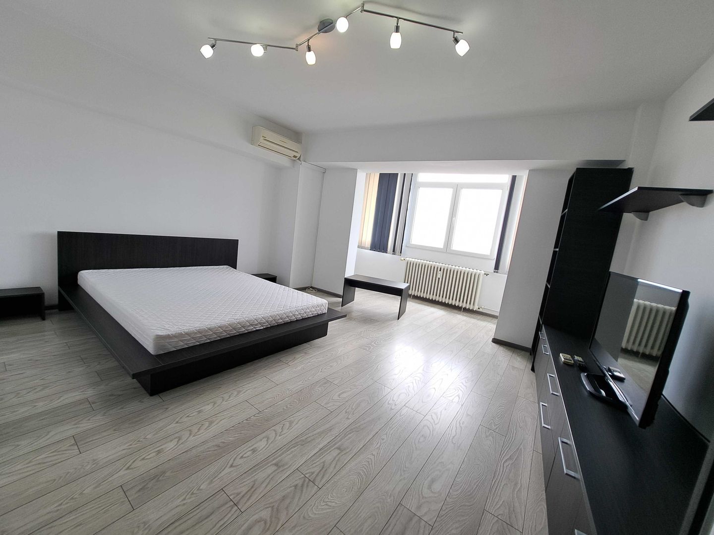 Proprietar inchiriez Garsoniera mare metrou Lujerului Militari renovat - Poză 1