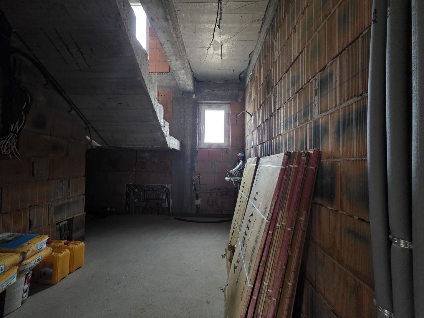 Vilă individuală în Tunari – 5 camere, curte privată - Poză 21