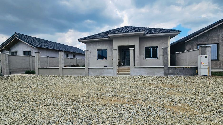Casa noua ,  finisata cu 5 camere in localitatea Santandrei - Poză 1