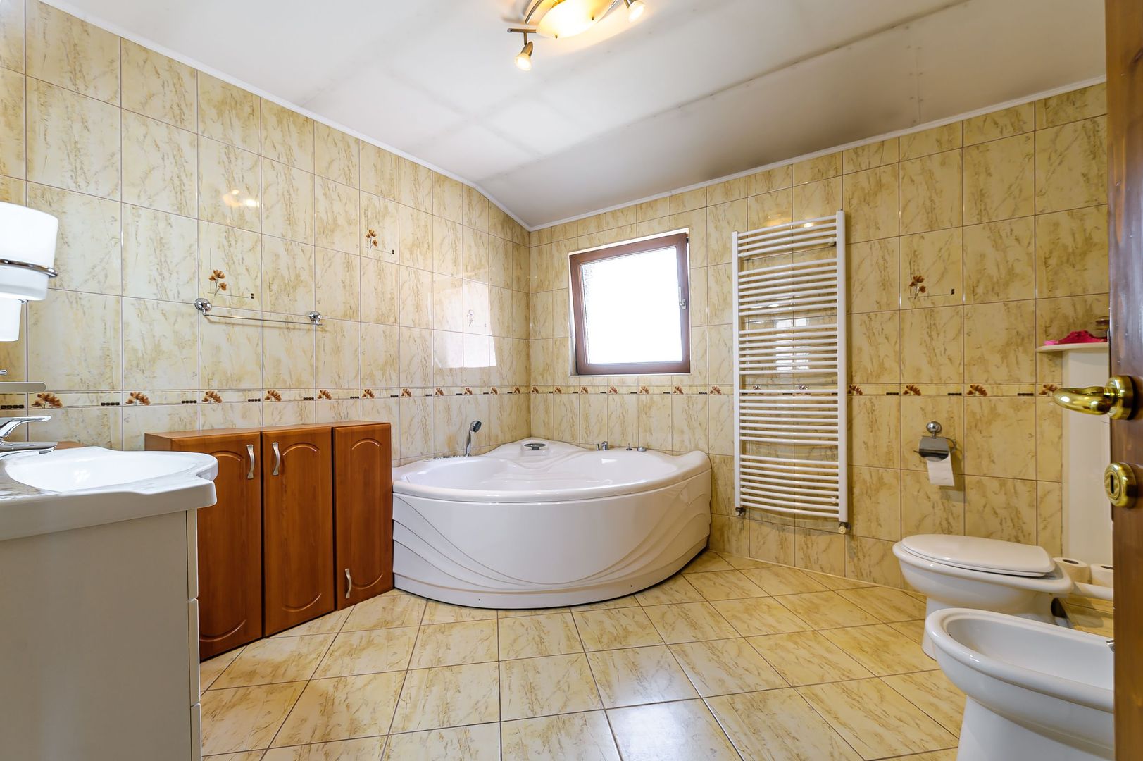 Casă superbă cu 6 camere, gradină și terasă, în centrul Aradului. - Poză 8