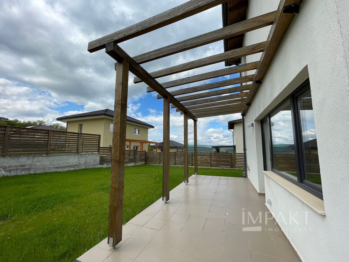 Casă / Vilă cu 4 camere de închiriat - Dezmir - Poză 3