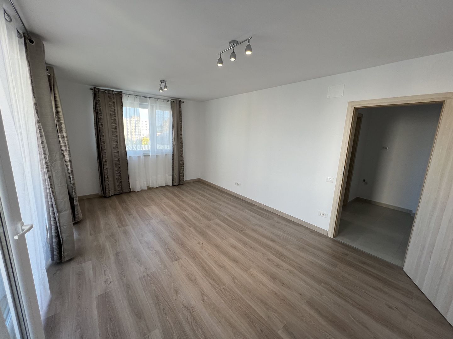 Apartament cu 2 camere in Urban Plaza - Poză 3