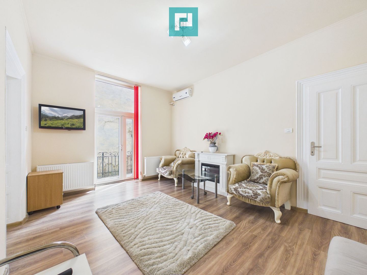 Apartament ultracentral, renovat, cu garaj - Poză 1