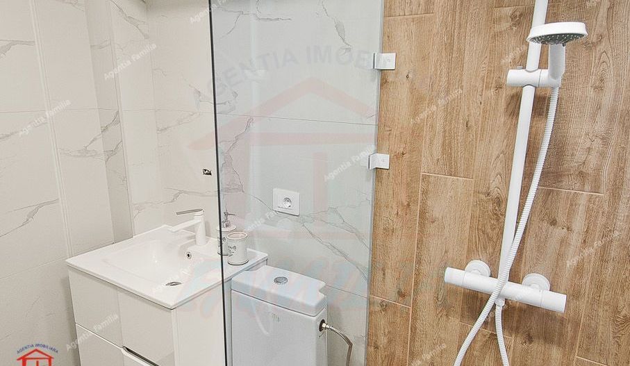 Inchiriere apartament 3 camere decomandat zona centrala - Poză 14