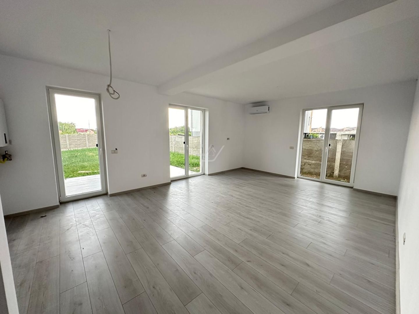 Bloc nou cu finisaje superioare. Etaj intermediar. Loc de parcare - Poză 1