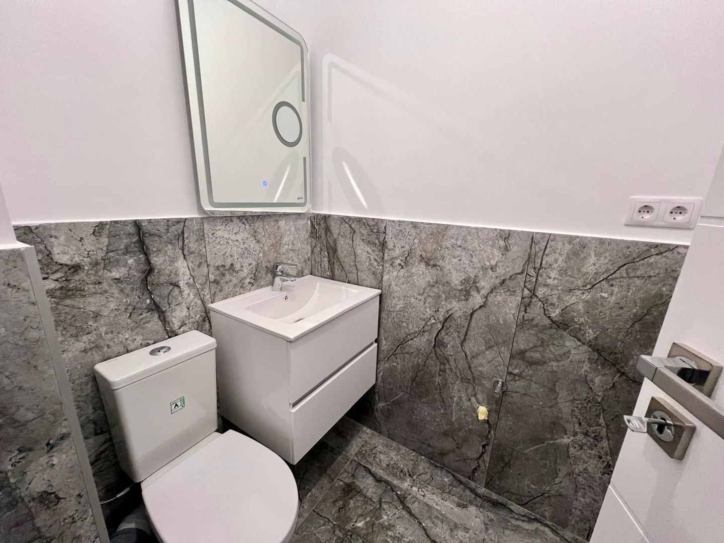 Apartament 3 camere, 2 bai si curte  in Selimbar - Poză 6