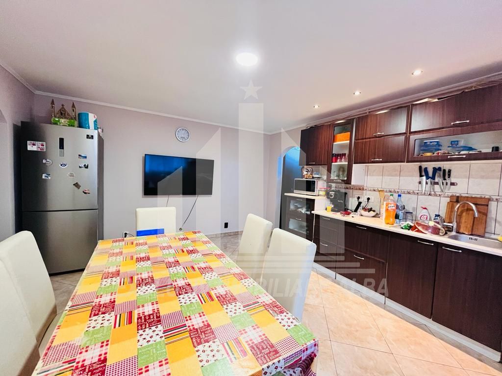 Apartament cu 2 camere decomandate, Cetate zona foarte buna - Poză 1
