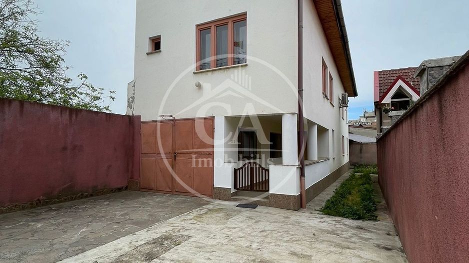 Casa de vânzare cu 8 camere de tip P+E+M in zona Rogerius, Oradea - Poză 2