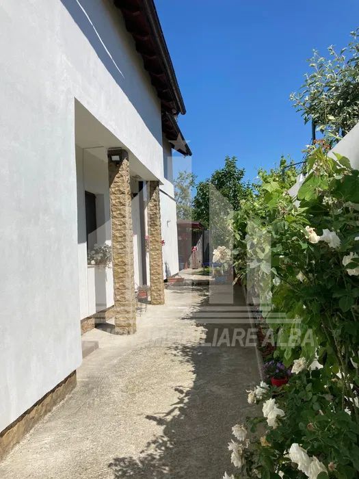 Casa individuala de vanzare, Lipoveni - Centru - Poză 6
