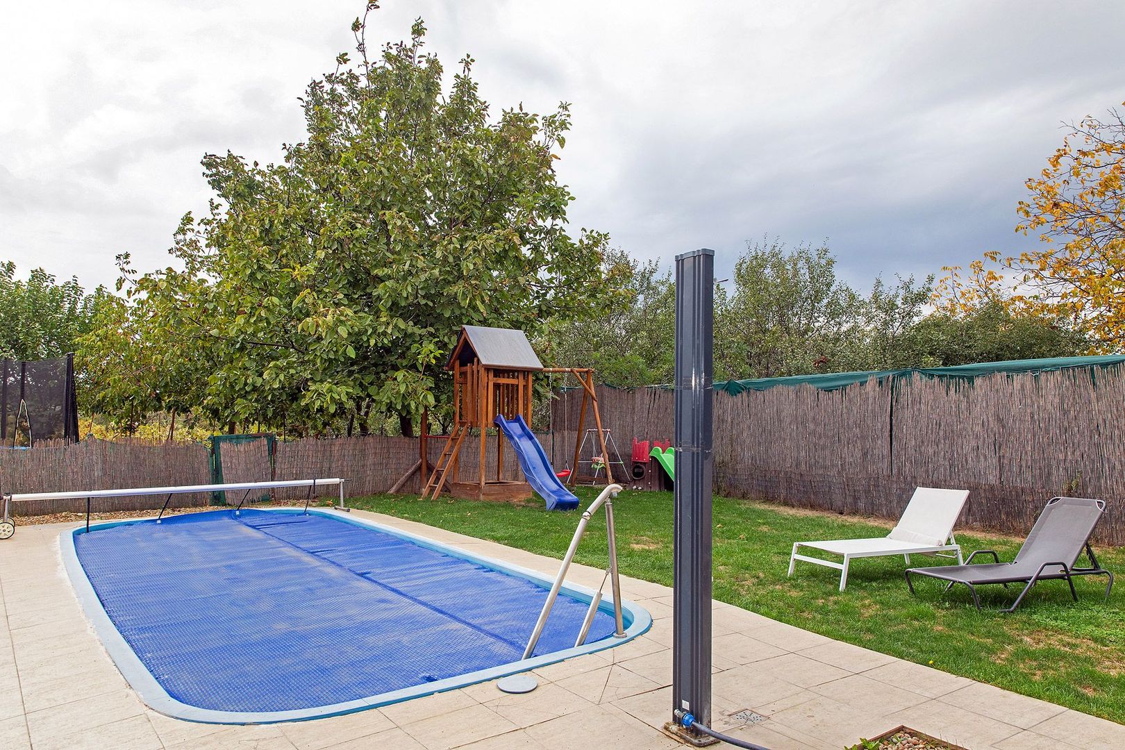 Vilă cu 5 dormitoare, 4 băi, 2 248mp teren, piscină. Preț: 229 000 Eur - Poză 15