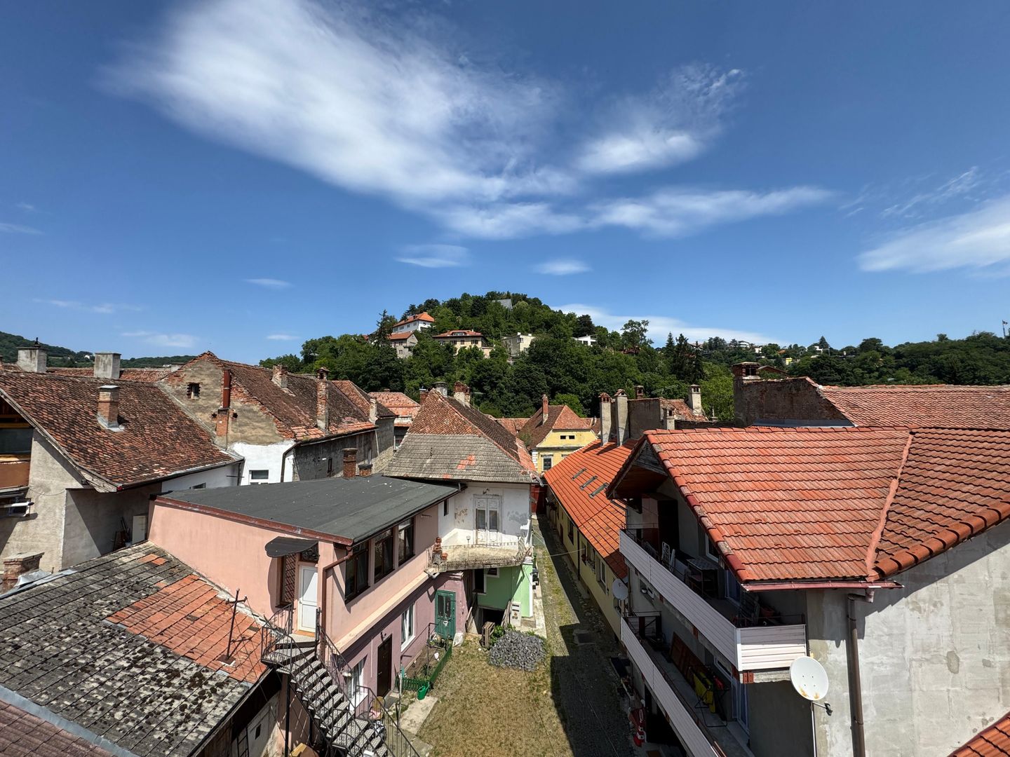 Casă în centrul istoric al Brașovului – 2 intrări, curte comună - Poză 25