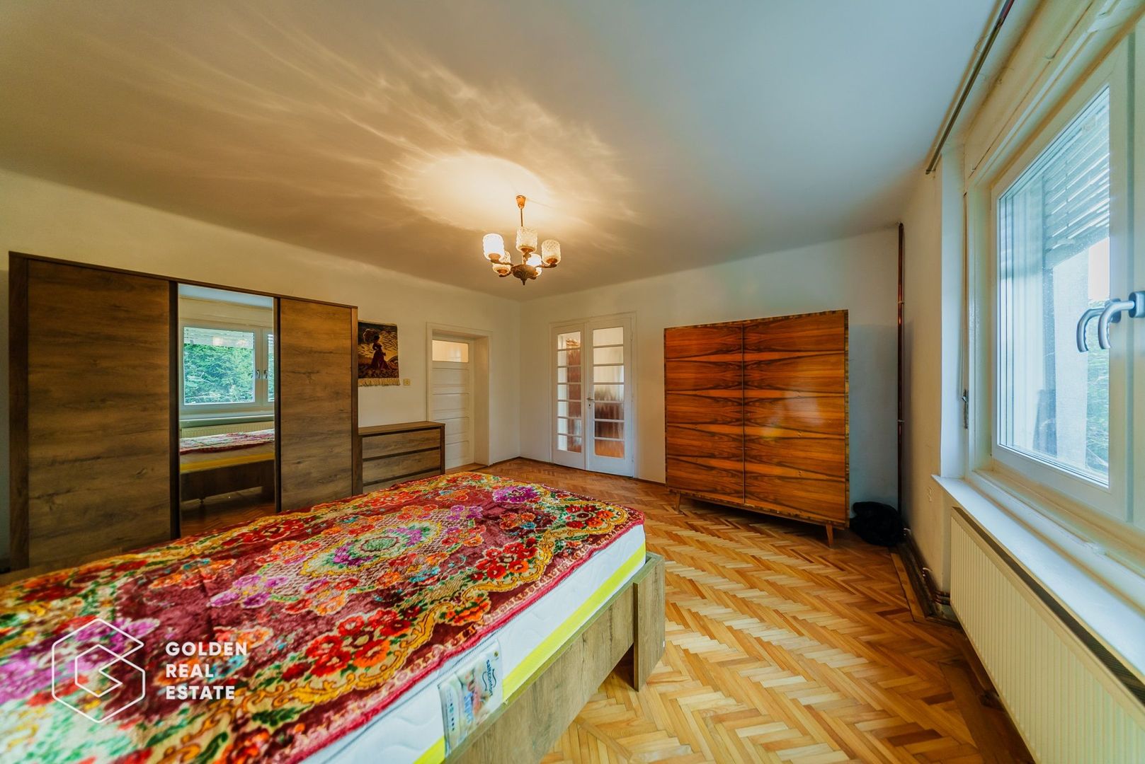 Vila superba, P+E,  Cuvin, 9 camere, 200 mp si teren 1300 mp plus anexa 3 camere - Poză 12