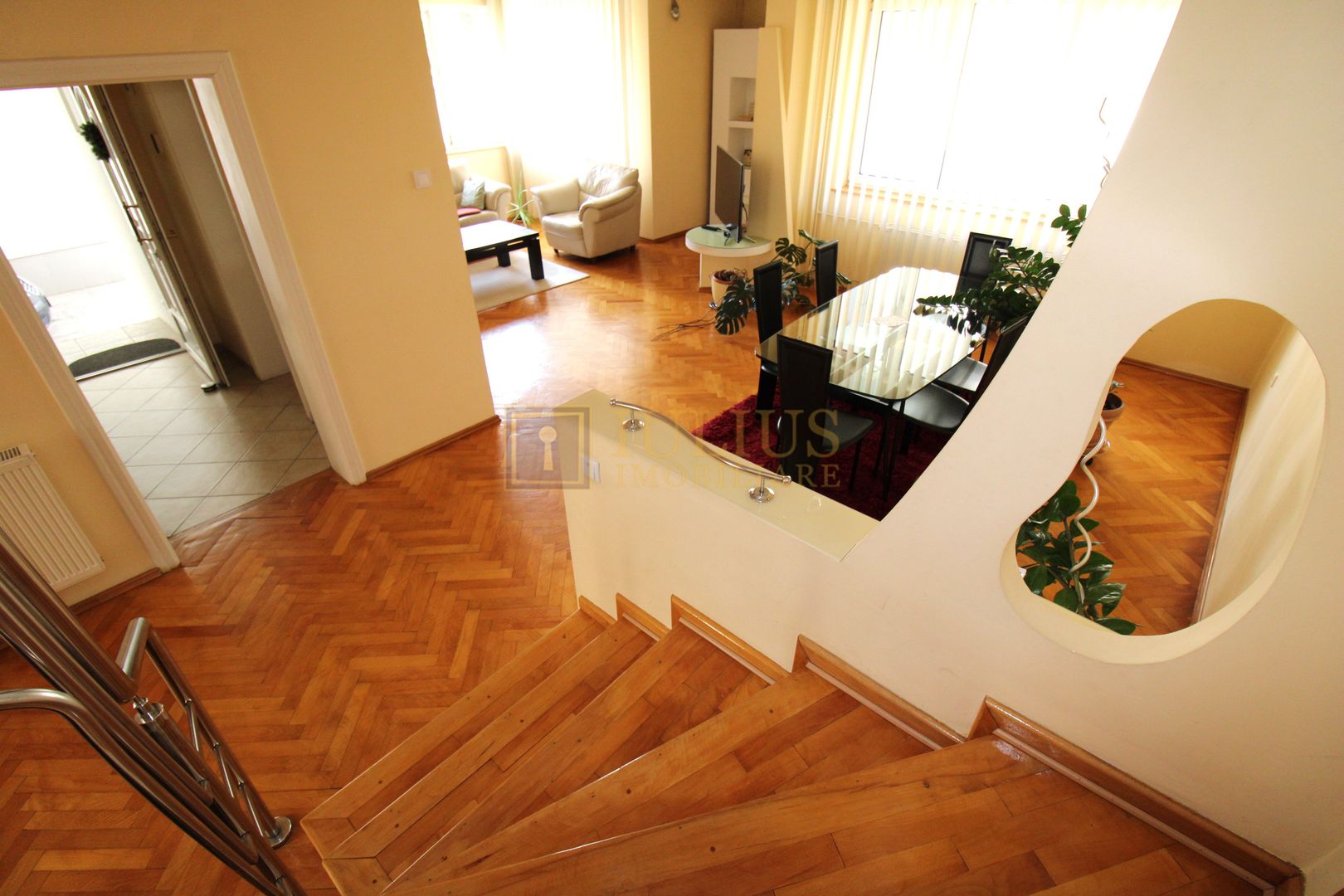 3 dormitoare, 3 bai, living spatios, 2 terase si curte. - Poză 3