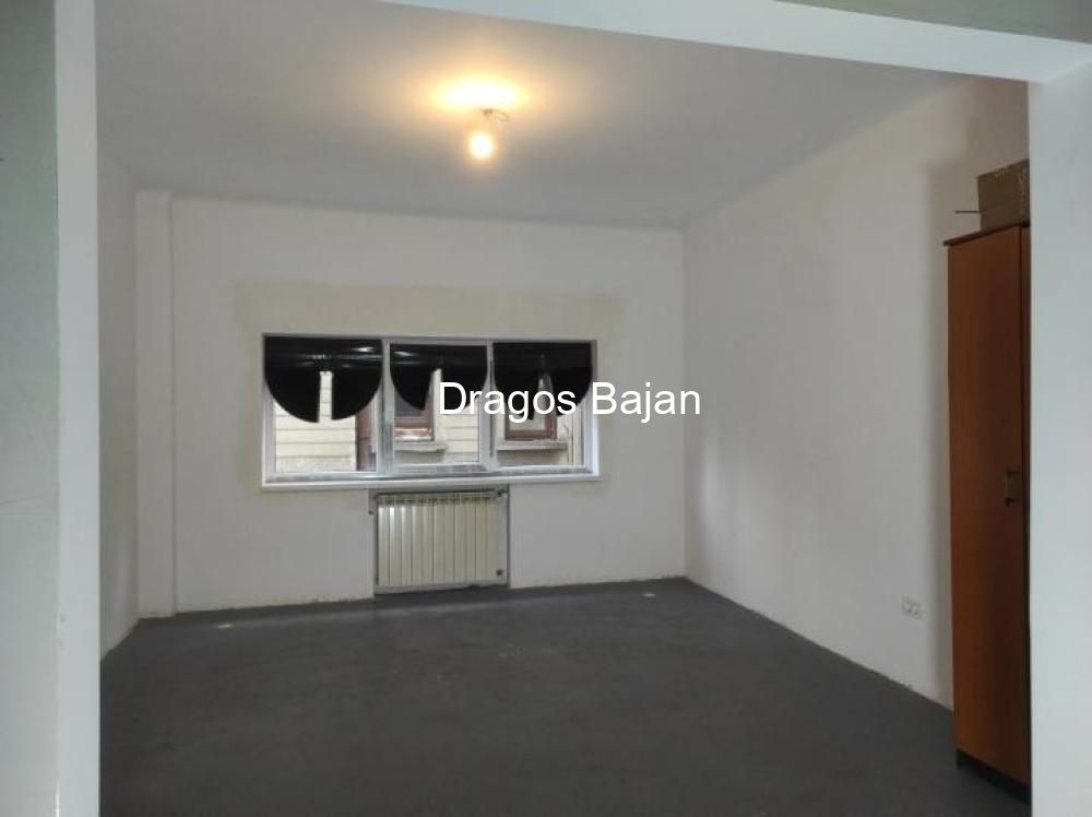 4 camere // bloc renovat // etajul 1 - Poză 3