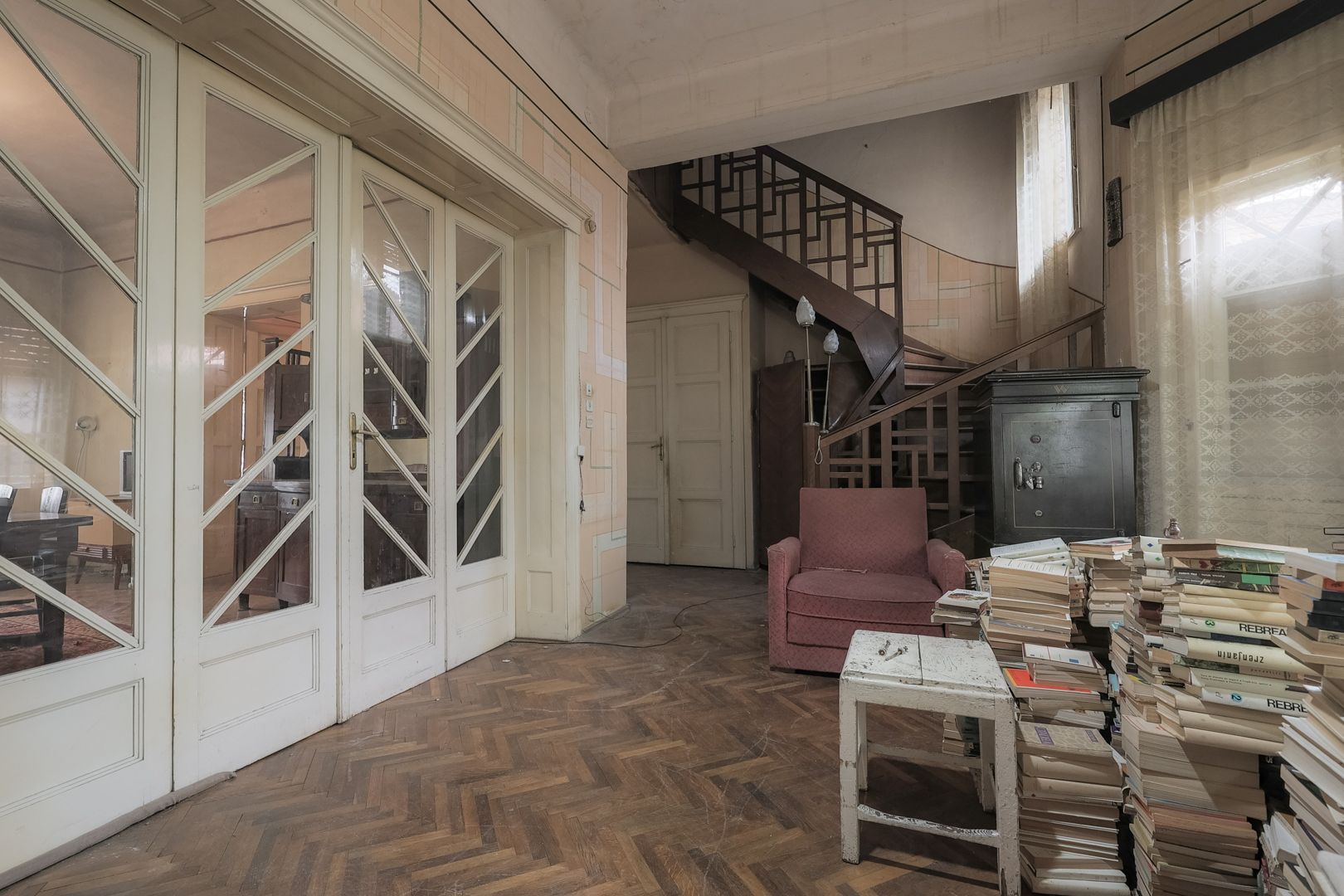 VILĂ INTERBELICĂ CU TEREN GENEROS ȘI SPAȚIU COMERCIAL . VÂRFUL CU DOR - Poză 1