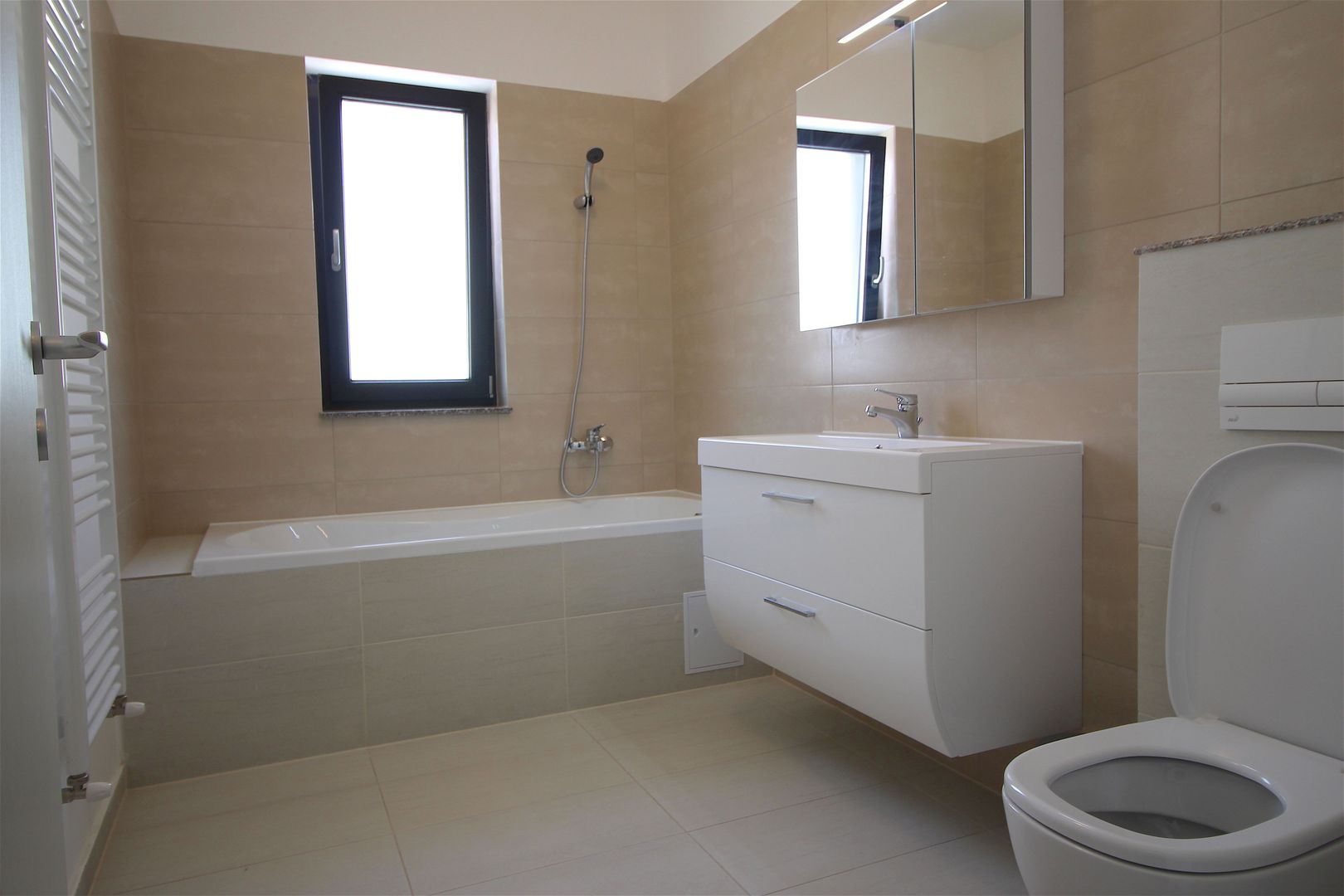 Apartament cu 3 camere de închiriat în zona Nord - Poză 8