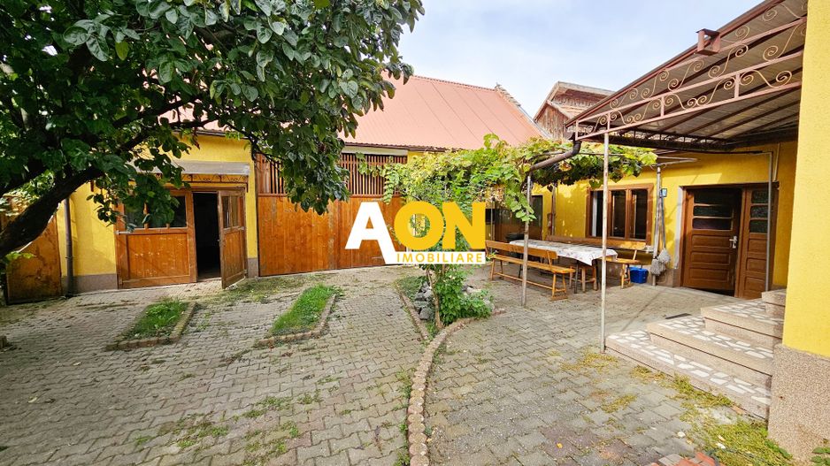 Casa cu 4 camere, 2024 mp teren, la asfalt, cu utilitati, Vintu de Jos - Poză 2