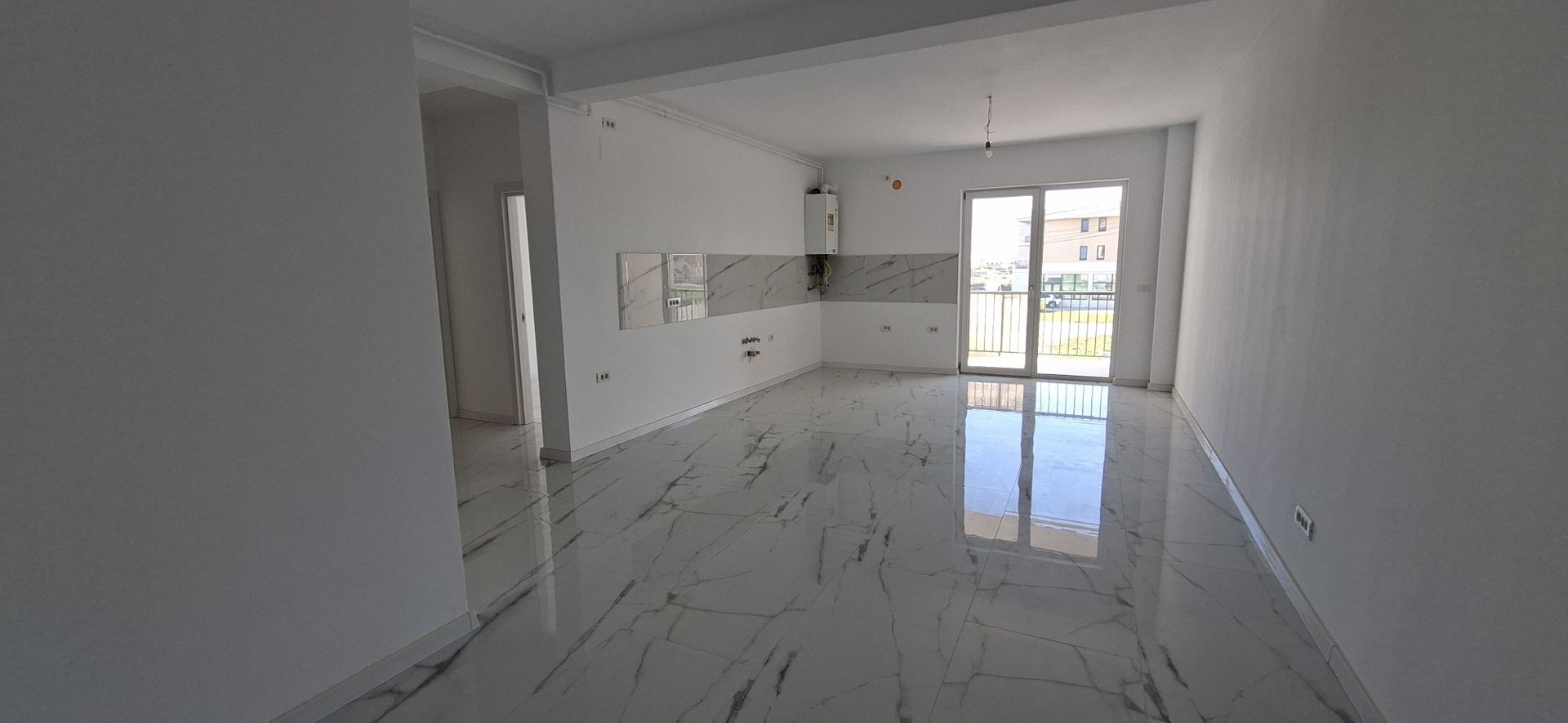 Apartament cu 3 camere si un loc de parcare - Poză 1