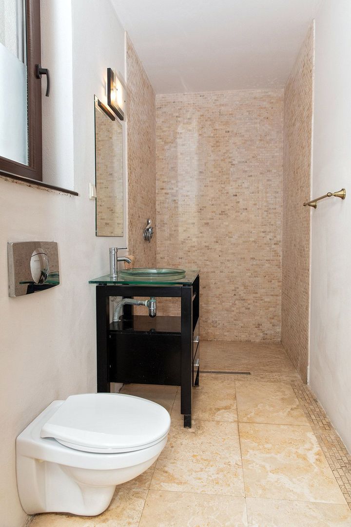 Vilă cu 5 dormitoare, 4 băi, 2 248mp teren, piscină. Preț: 229 000 Eur - Poză 32