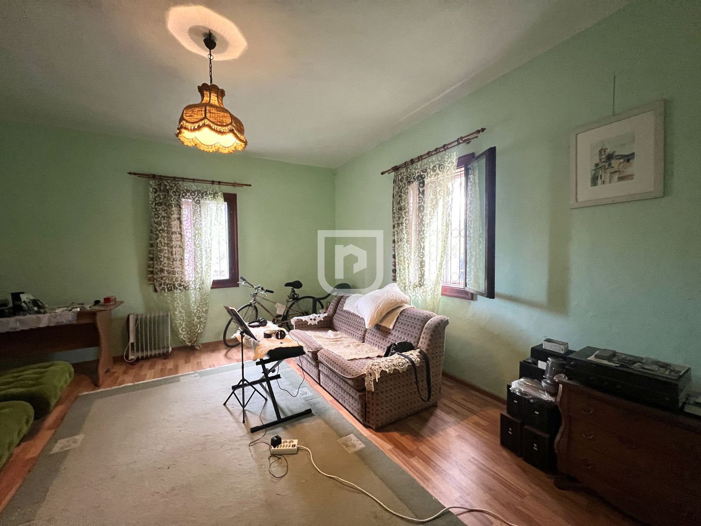 Casa traditional bucovineana la poalele muntilor Bucovinei - Poză 1