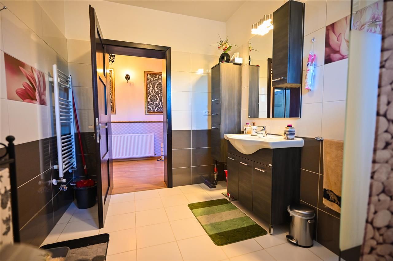 Somptuozitate in stil modern, 2 garaje, 3 terase, totul pe 1.000 mp teren - Poză 28