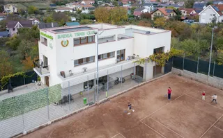 Baza de tenis si constructie moderna - Poză 19