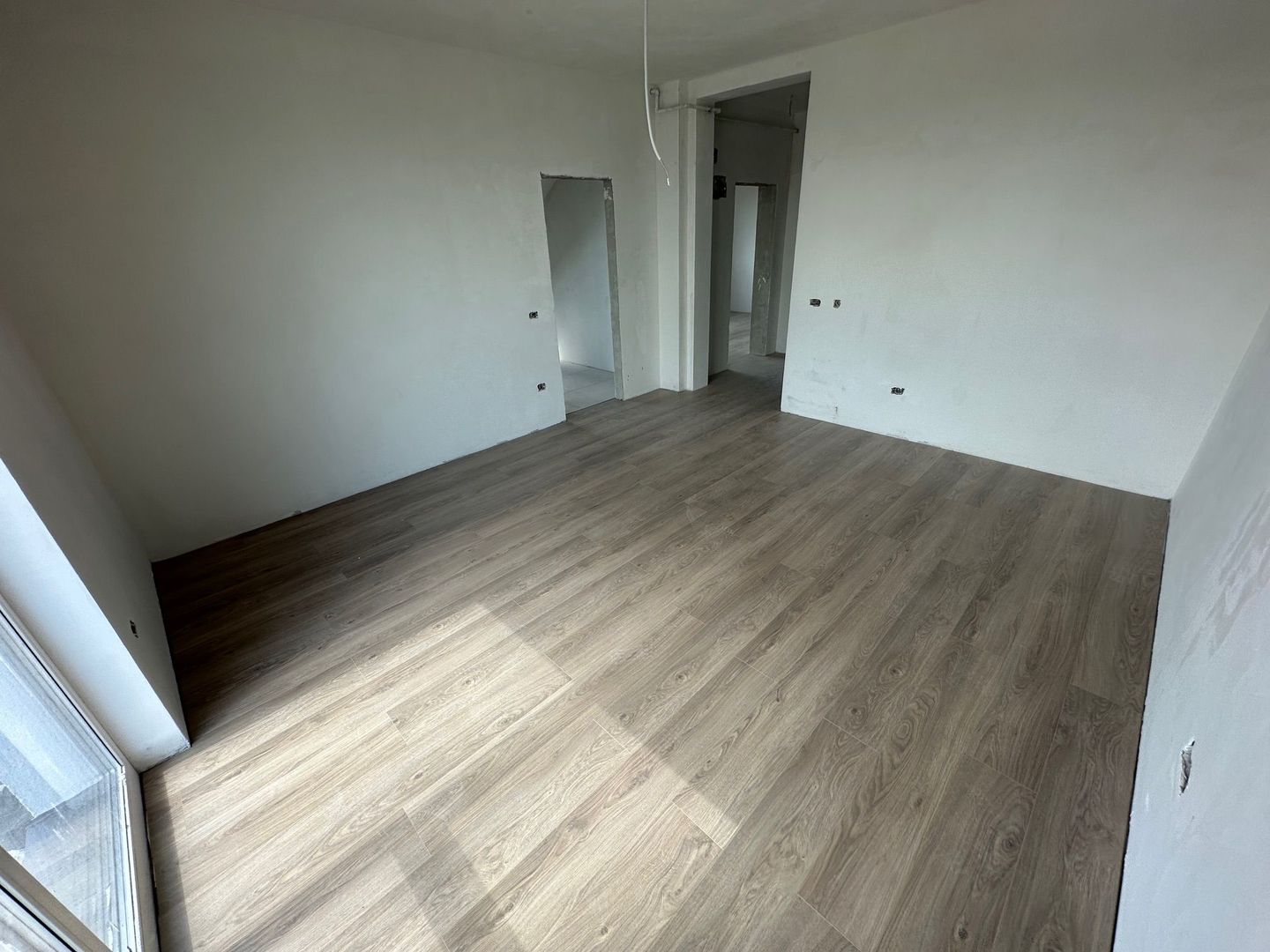 Apartment bloc nou cu lift si loc de parcare inclus - Poză 2