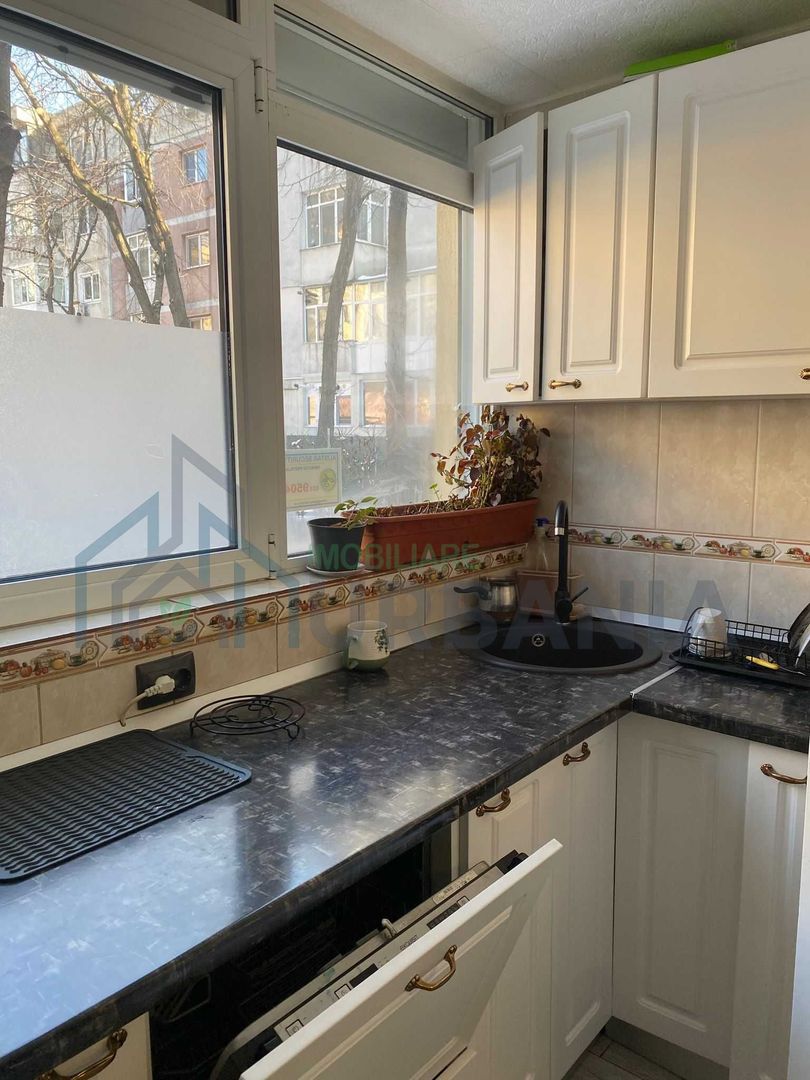 P.F vand apartament cu 4 camere in Nicolina - Poză 5