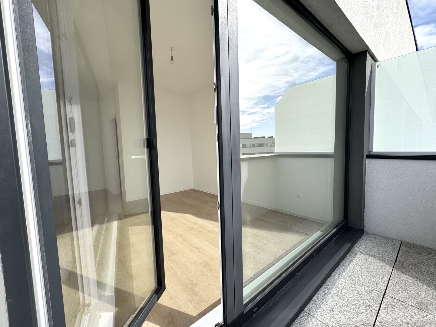 3 camere. Bucătărie închisă. Vedere panoramică. Reper Mall Colosseum - Poză 2