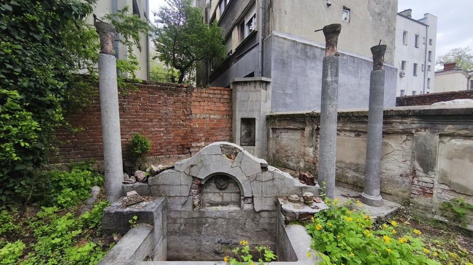Casă cu farmec istoric în zonă protejată Rosetti, ideală pentru restaurare - Poză 21