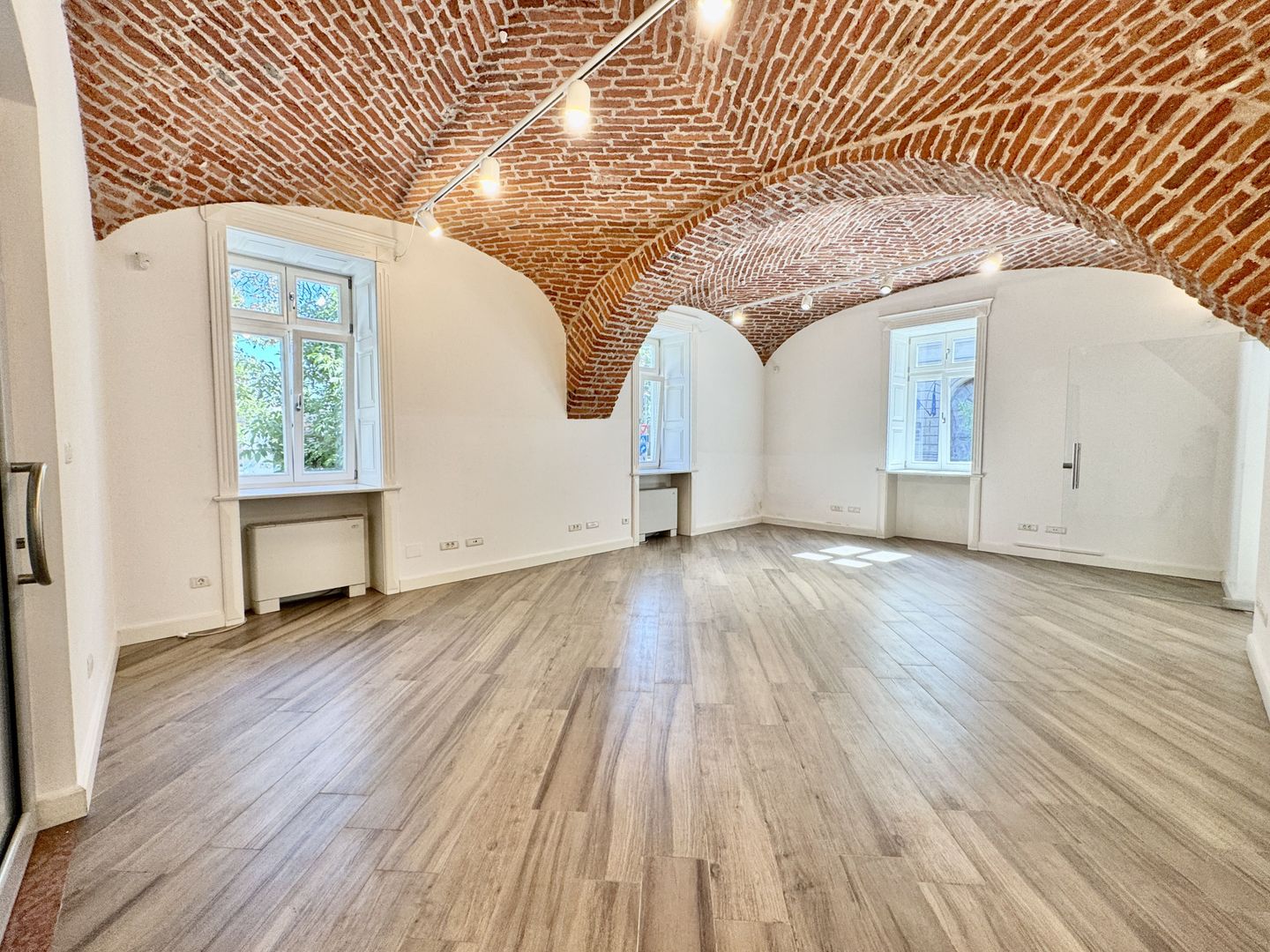 Spatiu birou in cladire istorica restaurata - Poză 1