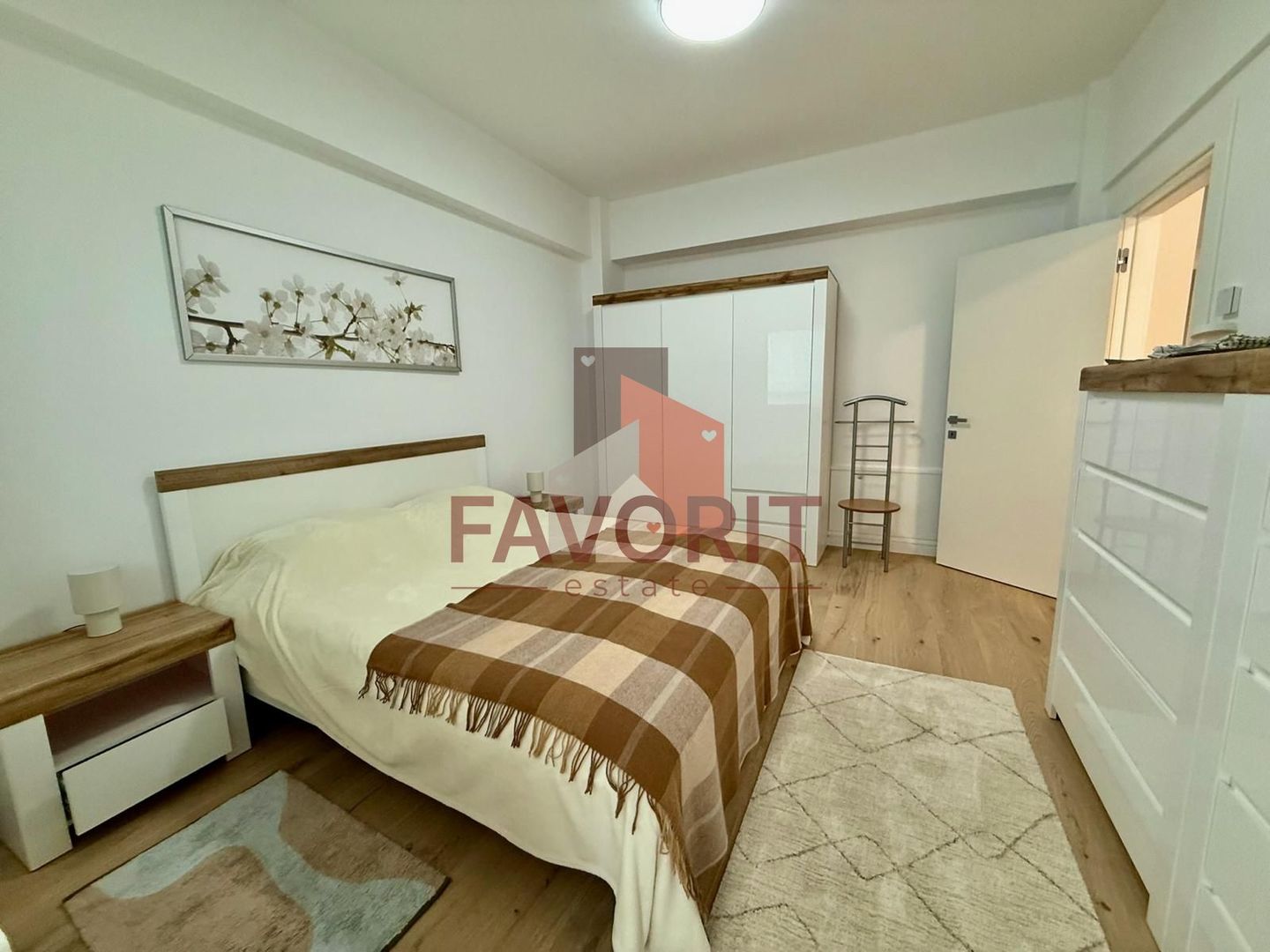 Disponibil imediat. Piata Marasti. Cu centrala termica proprie - Poză 1