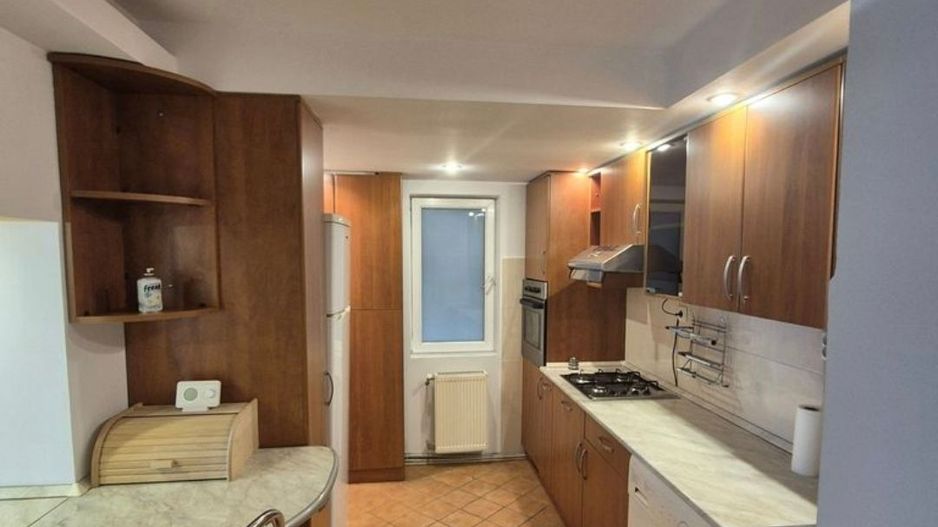 Închiriez apartament cu 3 camere,  centru - Poză 8