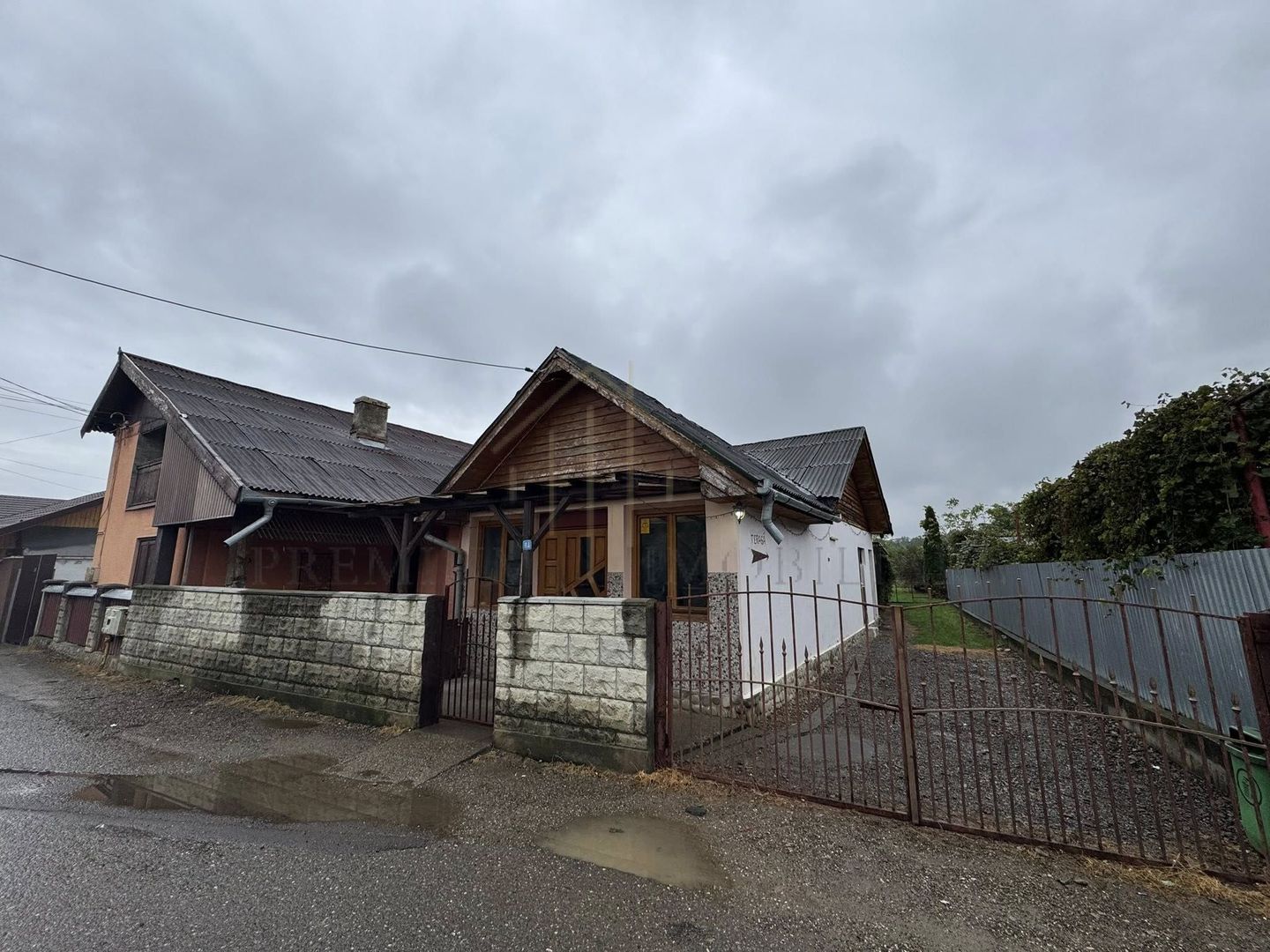 Casa + Spațiu comercial de vânzare în Onesti - Poză 17