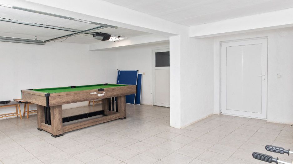 Vilă cu 5 dormitoare, 4 băi, 2 248mp teren, piscină. Preț: 229 000 Eur - Poză 37