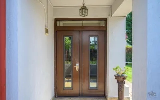 Vilă renovată P+1+M  | Foișor vitrat, grădină și jacuzzi - Poză 43
