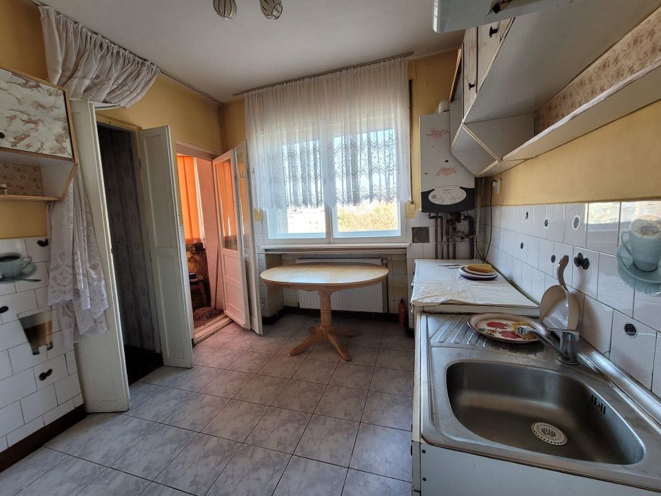 De Vânzare apartament 3 camere Micro 16 - Poză 1