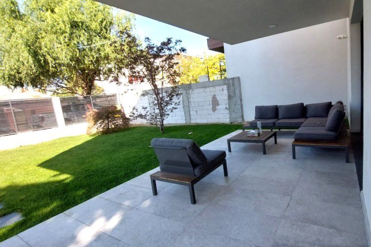 O casa simpla alba dar totusi sofisticata zona Pipera - Poză 5