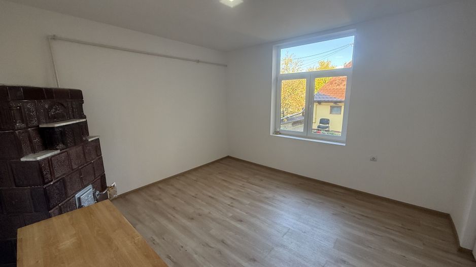 2 corpuri de Casă renovate + teren 125 mp Campina - Poză 7