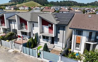 Casă înșiruita 4 camere | Panouri solare + Baterie de stocare