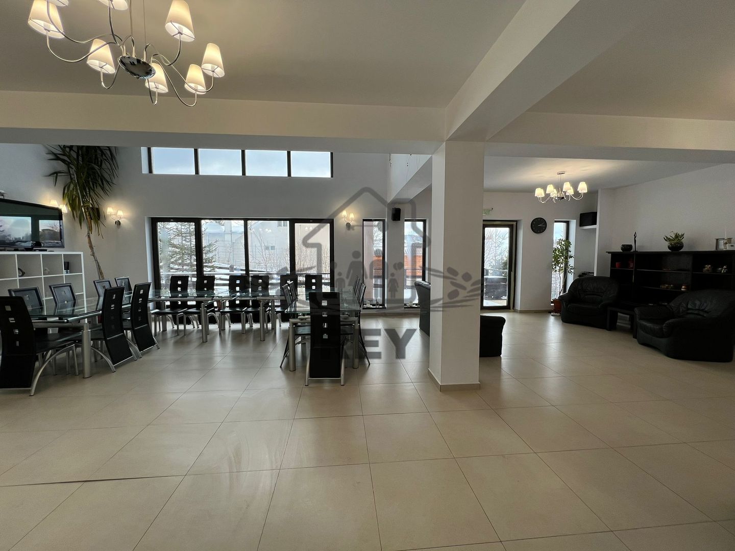 Vila / Hotel de vânzare în Păltiniș - Poză 12