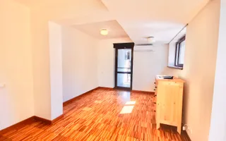 DE INCHIRIAT VILA CU 8 CAMERE, PISCINA SI GRADINA DE 1000MP IN PIPERA - Poză 16