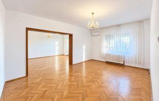 Bloc tip asociatie - zona Kiriac. 4 camere, 3 balcoane. Garaj si boxa.