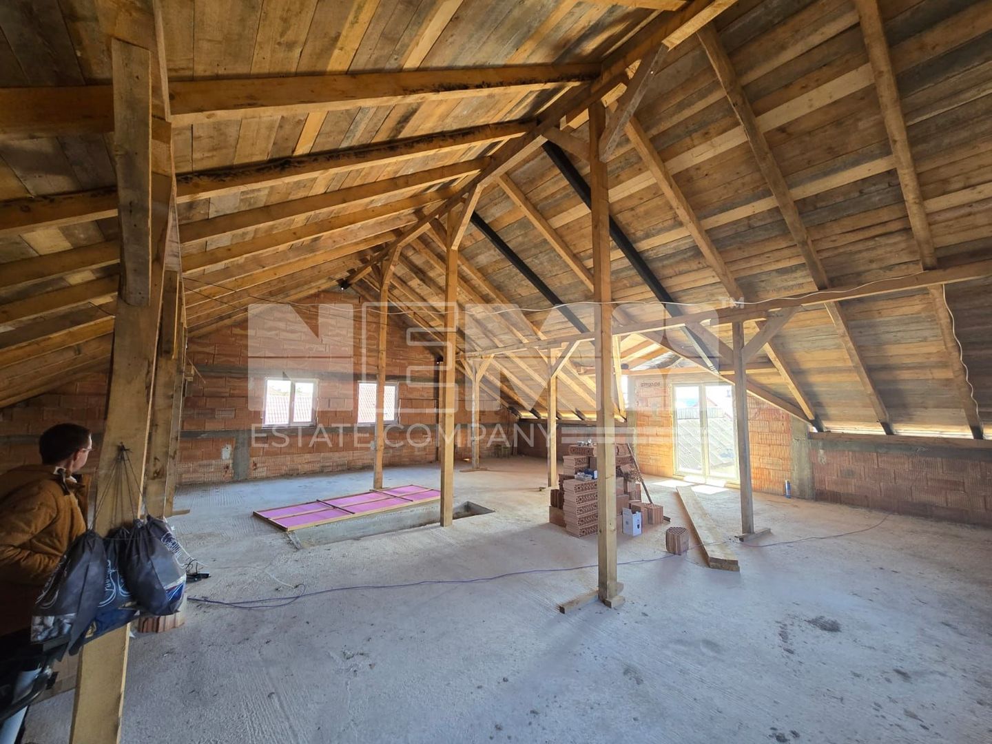 Casă la roșu la 165000 euro I Pe teren de 32 de ari I Măneuți - Poză 13