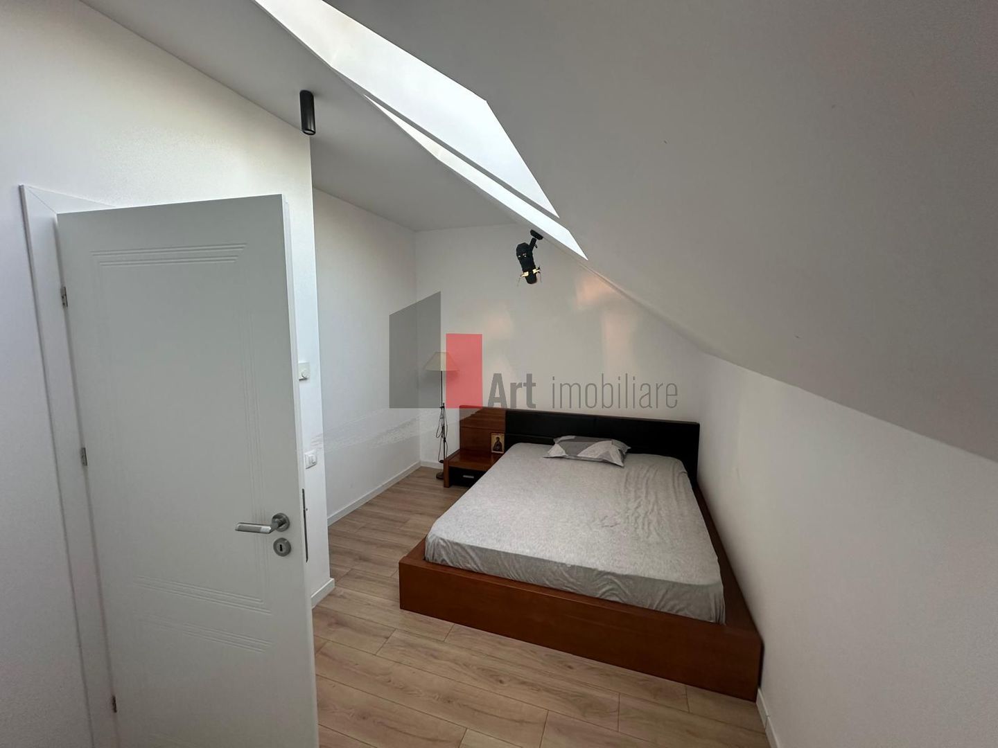 Casa - 5 camere mobilat partial cu 2 locuri de parcare - Poză 14